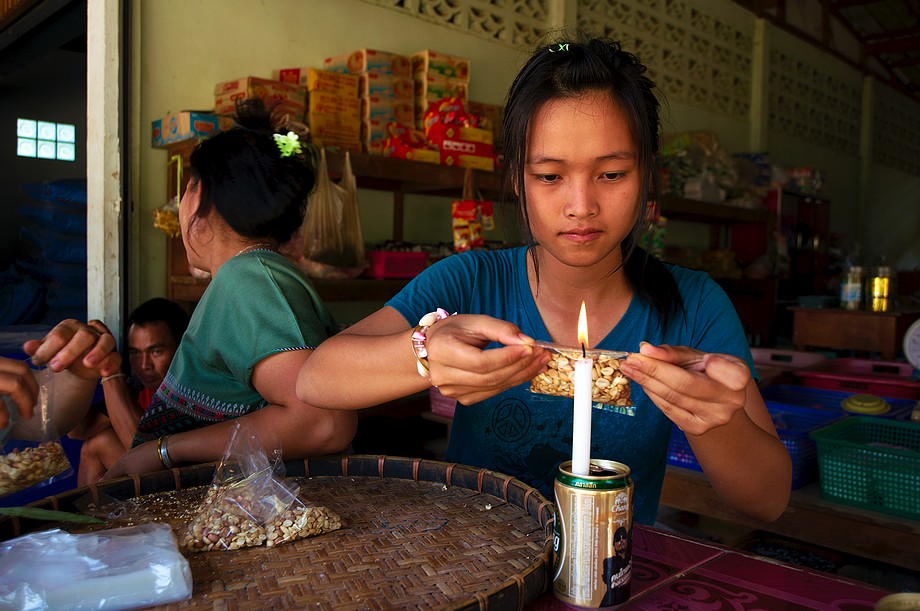 Tajlandia, okolice Tha Song Yang, dziewczyna pakuje orzeszki do foliowych torebek (Na północy Tajlandii i Laosu)
